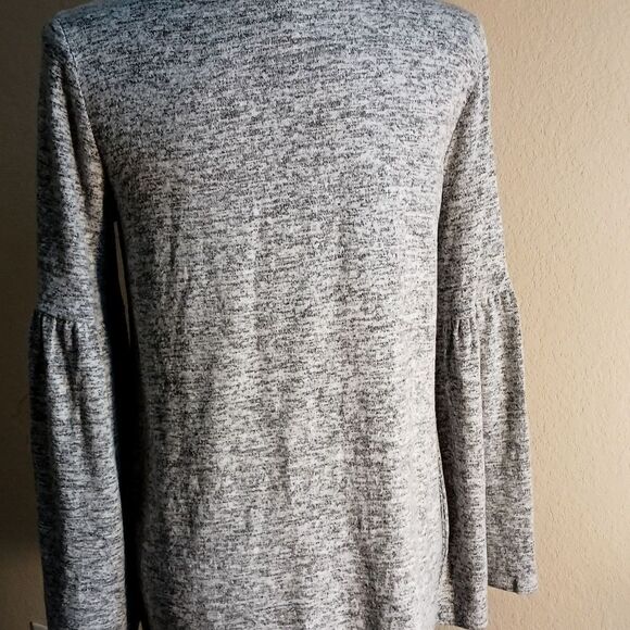 Chelsea & Theodore gray bell sleeve blouse - Picture 4 of 11